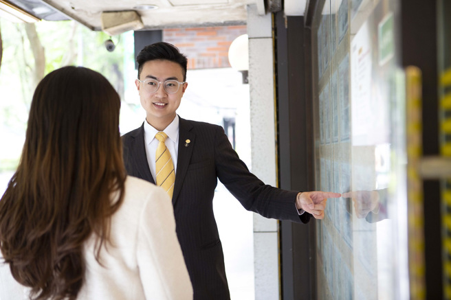 永庆房屋经纪人除了精进专业能力，还能接受「店长培训」培养管理能力，也能转调总部，为自己开启跨领域发展的机会。（图/永庆房屋提供）
