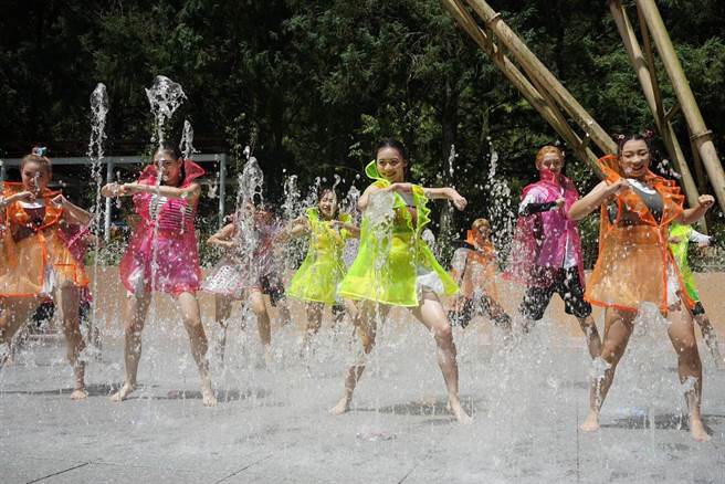 九族文化村夏天限定游憩区「西班牙水立方」，除亲子戏水池、喷泉迷宫，还有街舞水战秀，邀游客一起泼水，（业者提供／杨静茹南投传真）