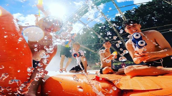 九族文化村要游客带水枪入园，一起打水仗、玩水消暑。（业者提供／杨静茹南投传真）