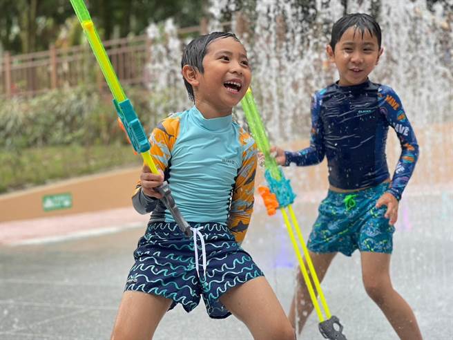 小朋友在冲疯亲子戏水池、喷泉迷宫，甚至加入泼水大战玩水狂欢。（业者提供／杨静茹南投传真）