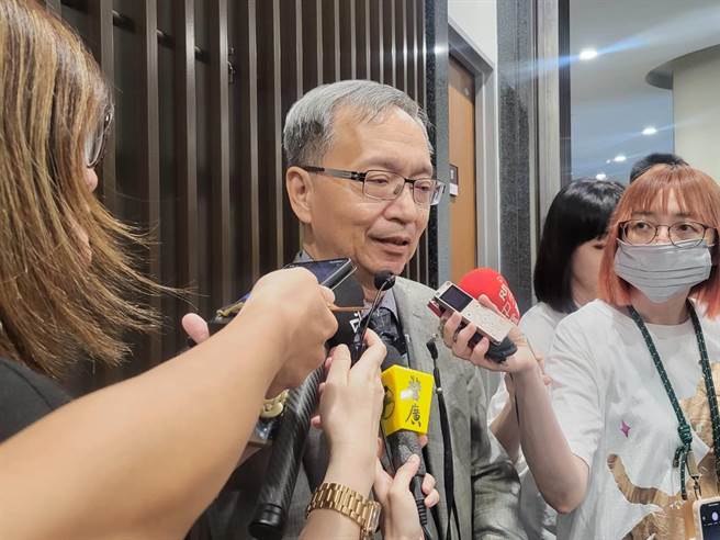 卫福部长薛瑞元表示，对于小朋友的情况，卫福部会持续关怀和追踪，看看有没有什么问题。（林周义摄）