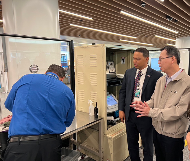民航局林国显局长与验证团实地访查旧金山机场安检措施。（桃机公司提供／简立欣台北传真）