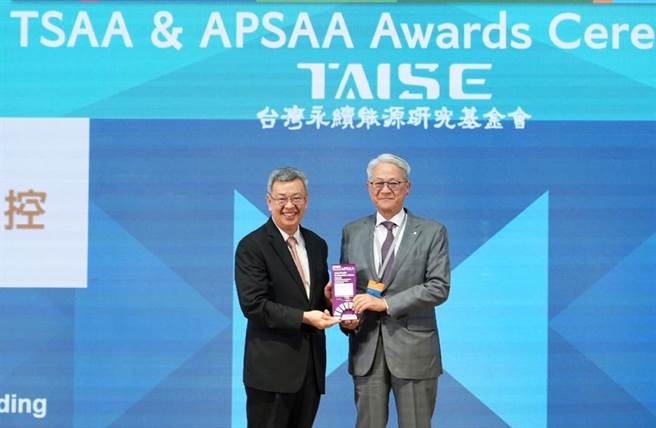 台新金控获颁永续6大奖，吴东亮董事长出席领奖。（台新提供）