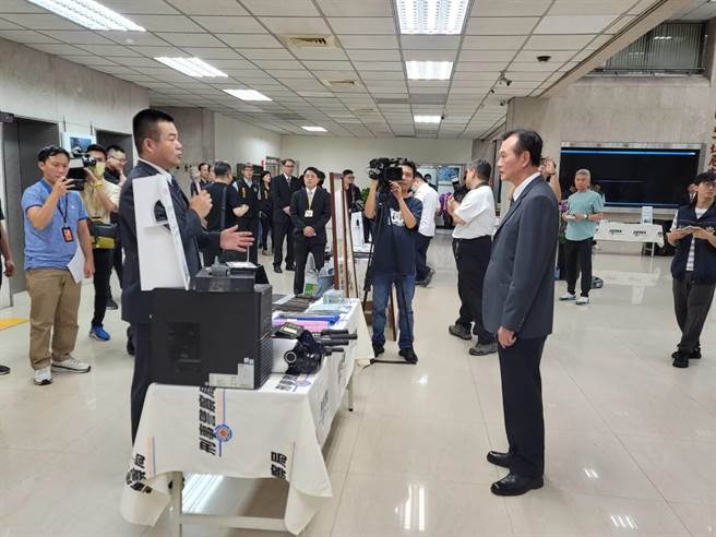 刑事局长周幼伟检视各单位查缉成果。（林郁平摄）