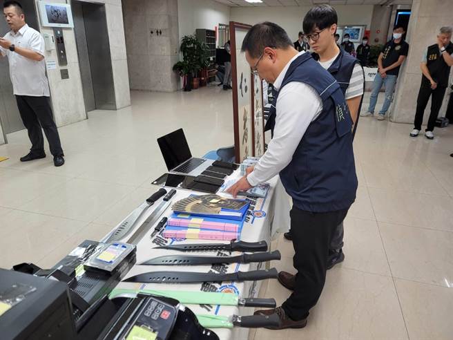 刑事局侦查第七大队侦破竹联帮弘仁会灵骨塔诈欺集团。（林郁平摄）