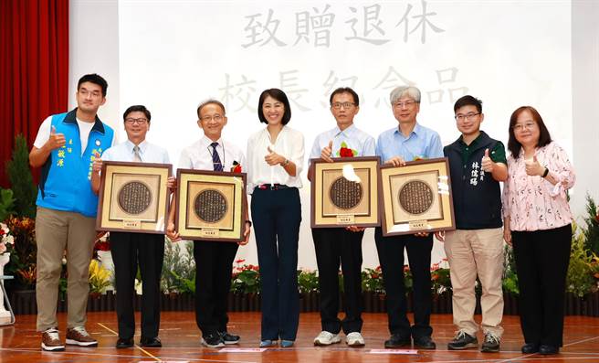 南投县长许淑华颁发感谢状给对教育有功的退休校长。（南投县政府提供）