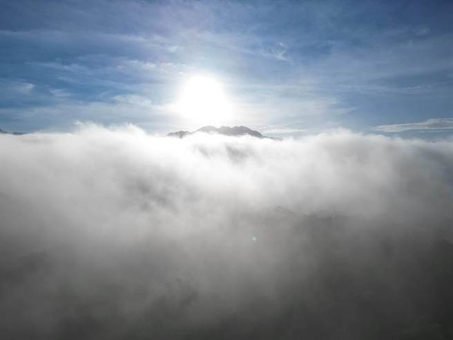 潘樵21日清晨以空拍机拍摄日出云海，随着太阳从山边缓缓上升，渐渐露出山棱。（潘樵提供／杨静茹南投传真）
