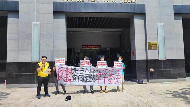 高铁延伸宜兰监督联盟会前表示，交通部应提出「不兴建高铁」及「与高铁路廊接近且台铁技术规范可行路廊兴建直铁」进行经济效益及财务评估。（林良齐摄）