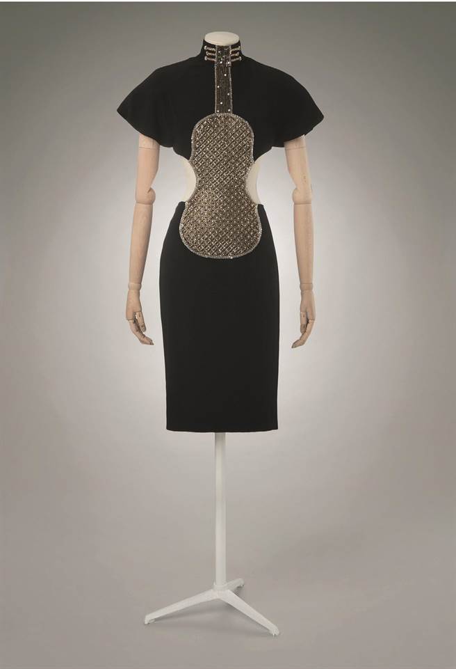 1983年春夏系列「Angkor」洋装连结洋装上下截的小提琴造型刺绣，以17世纪义大利制琴师Nicola Amati制作的小提琴为启发。（Chloe提供／黄唯淯台北传真）