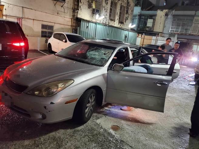 台中市政府警察局霧峰分局追查毒品案，20日晚上9點半於北區健行路遭53歲張姓男子等3名毒犯倒車衝撞，警方立刻破窗壓制3嫌。（民眾提供／潘虹恩台中傳真）