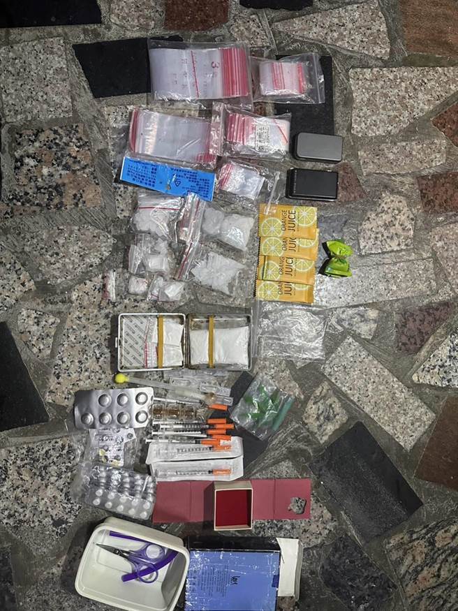 台中市政府警察局霧峰分局員警20日晚上9點半於北區健行路追查53歲張姓男子等3名毒犯，查扣海洛因、安非他命、毒品咖啡包等物。（民眾提供／潘虹恩台中傳真）★《中時新聞網》關心您：保護自己、遠離毒品！