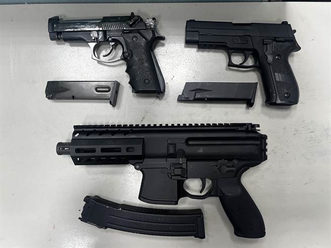 四海幫海南堂主儲姓男子與張姓女友密謀「仙人跳」，約張女前建設公司男主管出來見面，卻把人押走痛毆、逼簽2100萬元本票，勒索60萬元贖金。檢警獲報後逮捕相關人等到案，起出3把改造槍，高雄地檢署訊後依擄人勒贖等罪聲押儲男、張女、2名幫眾獲准。（高雄地檢署提供／袁庭堯高雄傳真）