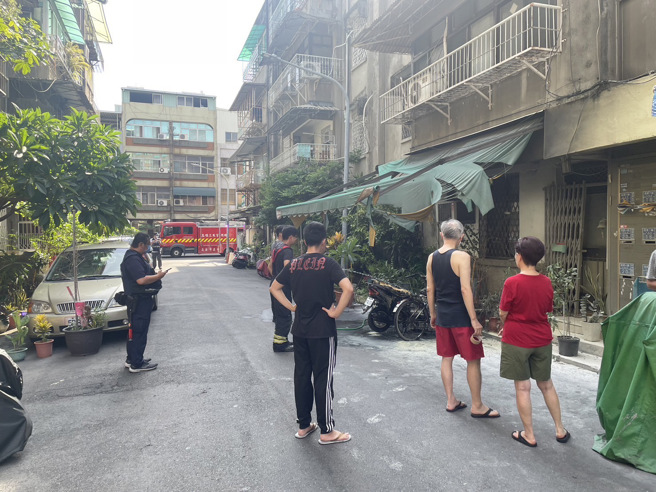 停放状态机车不明原因自燃，烧得只剩下骨架。（读者提供／崔正纲高雄传真）