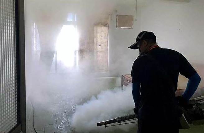 古坑鄉登革熱疫情居高不下，即日起只要快篩陽性即視為確診，立刻執行緊急化學防治殺滅帶病毒的成蚊，減小民眾暴露於染疫的風險。（雲林縣政府提供）