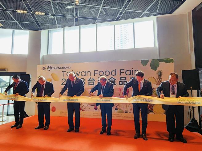 高雄市农业局长张清荣率供货农民团体内门区农会、境界合作社及南友农合作社，携手新加坡升菘超市展开为期2周的「2023年台湾食品节」活动。（图／高雄市农业局）