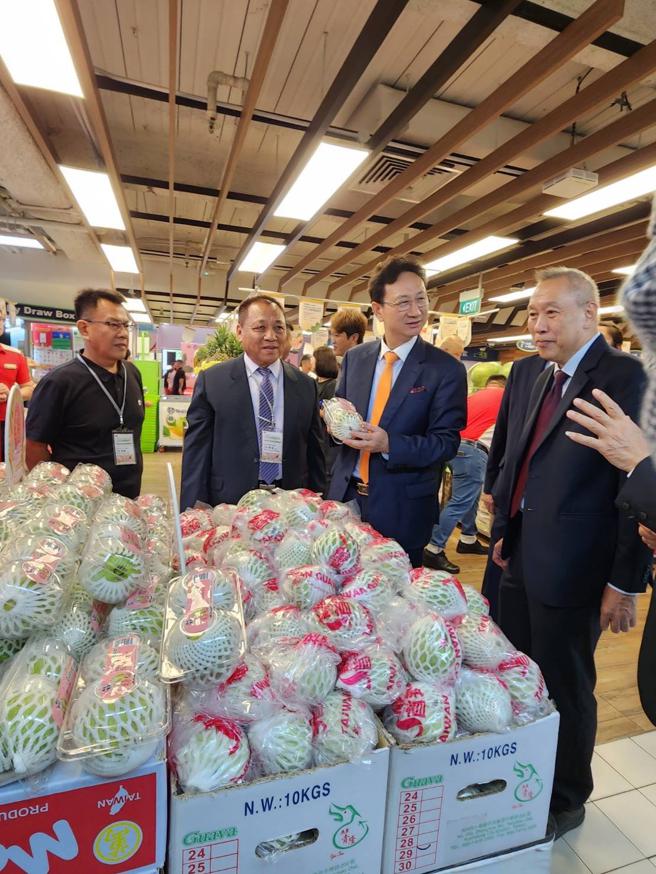 新加坡地区对于台湾水果接受度高，红心芭乐更是深受当地民眾喜爱。（图／高雄市农业局）