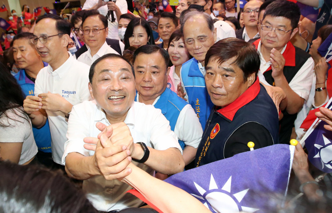国民党主席朱立伦（左一）及桃园市长张善政（左二上）21日陪同国民党总统参选人侯友宜（左二下）出席总统暨立委候选人桃园造势活动，受到支持民眾热烈欢迎。（范扬光摄）