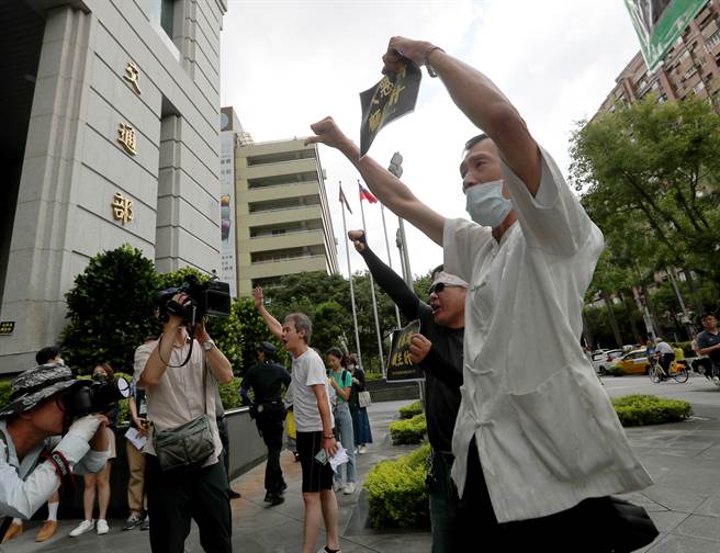 貨運工會等團體今日赴交通部抗議違規記點新制(鄭任南攝)