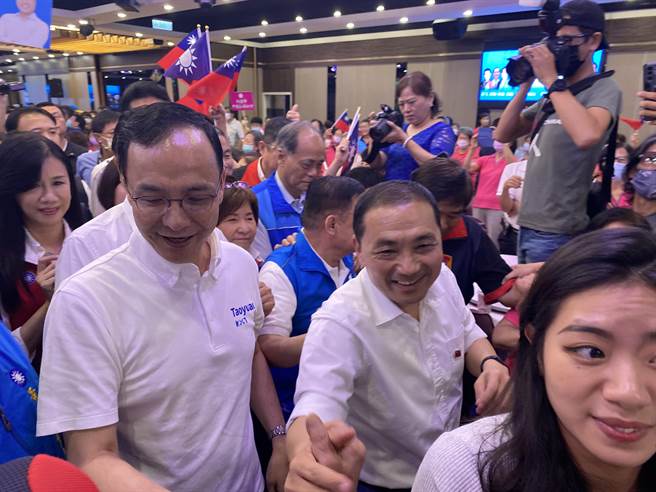 国民党21日在中坜举行总统参选人侯友宜暨桃园市提名立委候选人桃园团结向上造势大会，近千人出席力挺，在侯带领下全场高喊「下架民进党」。（蔡明亘摄）