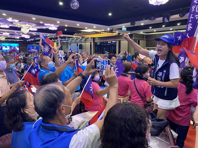 国民党总统参选人侯友宜21日到桃园造势，近千名支持者出席力挺。（蔡明亘摄）