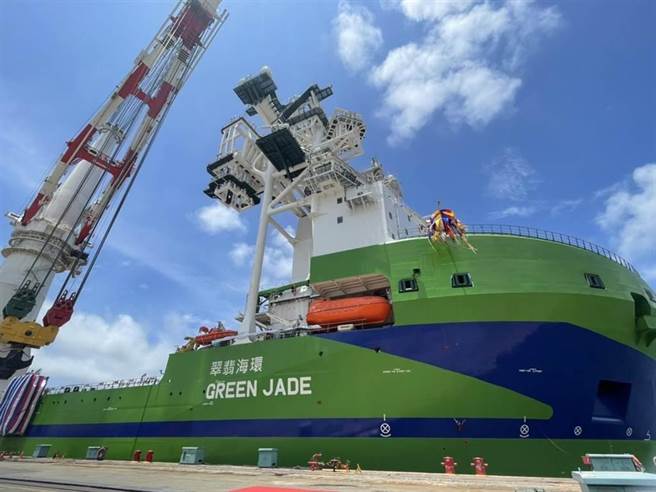 「环海翡翠号」目前正在台船厂区码头整备，未料，却于21日上午11时许遭「华运轮」擦撞，幸亏只有栏杆受损，无造成人员伤亡。（本报资料照片）