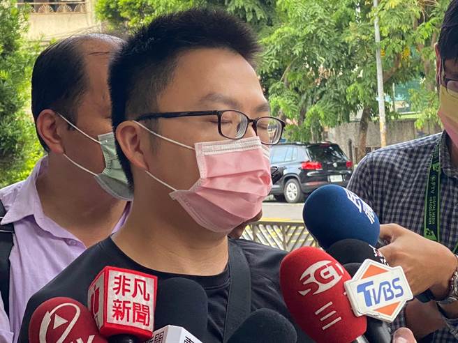 判决结果出炉后，恩恩爸接受媒体採访，他哽咽的说「今天我只损失1元，后续要真相的决心不会动摇。」。（高钧麟摄）