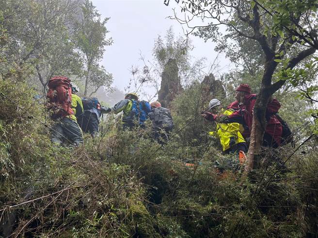 搜救人员集结往石水山悬崖下峡谷搜寻曾男遗体。（嘉义县消防局提供／廖素慧嘉县传真）
