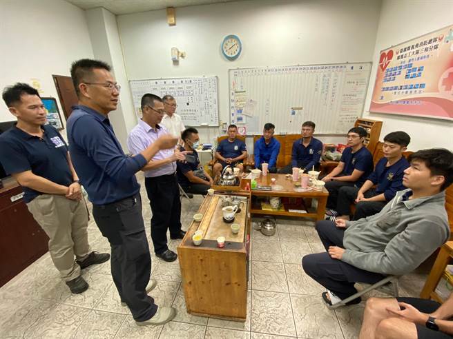 搜救人员集结山上准备搜寻曾男遗体。（嘉义县消防局提供／廖素慧嘉县传真）