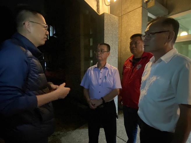 嘉义县消防局长蔡建安（左二）慰劳搜救人员。（嘉义县消防局提供／廖素慧嘉县传真）