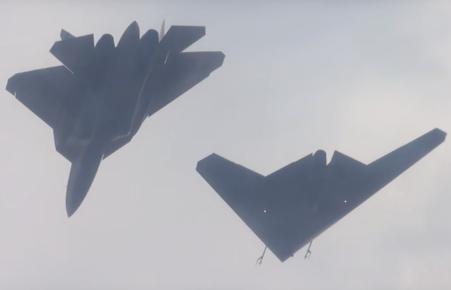 S-70是根据俄罗斯国防部于2012年的命令开发的，它将成为Su-57战斗机的无人伴侣飞机，也能够独立执行任务，攻击地面目标。（撷取自俄罗斯国防部官方影片）