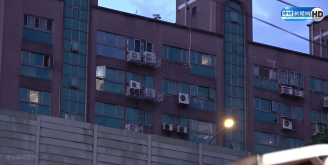 消基会指出，令人担心满街高悬的冷气机装设安全已到了不得不重视与改善的程度。（图／翻摄自中视新闻网）