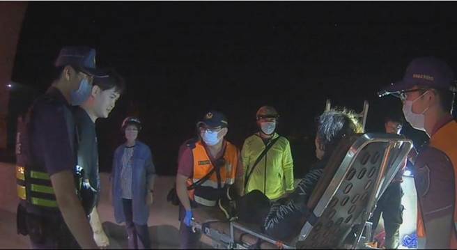 澎湖县七旬妇被救起后送医。（警方提供／许逸民澎湖传真）