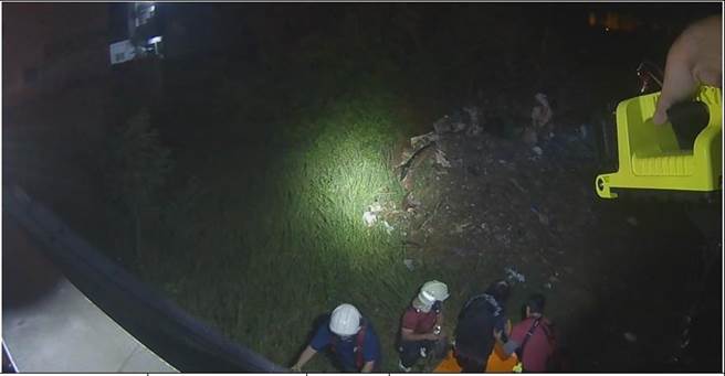 澎湖县七旬妇不慎跌落3米深农地，警消吊挂救起。（警方提供／许逸民澎湖传真）