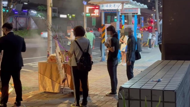 政大女高材生家属前往现场招魂。（翻摄画面）