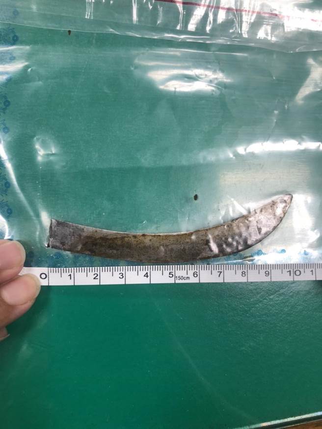 警方查扣到行凶的镰刀。(翻摄照片／林郁平台北传真）