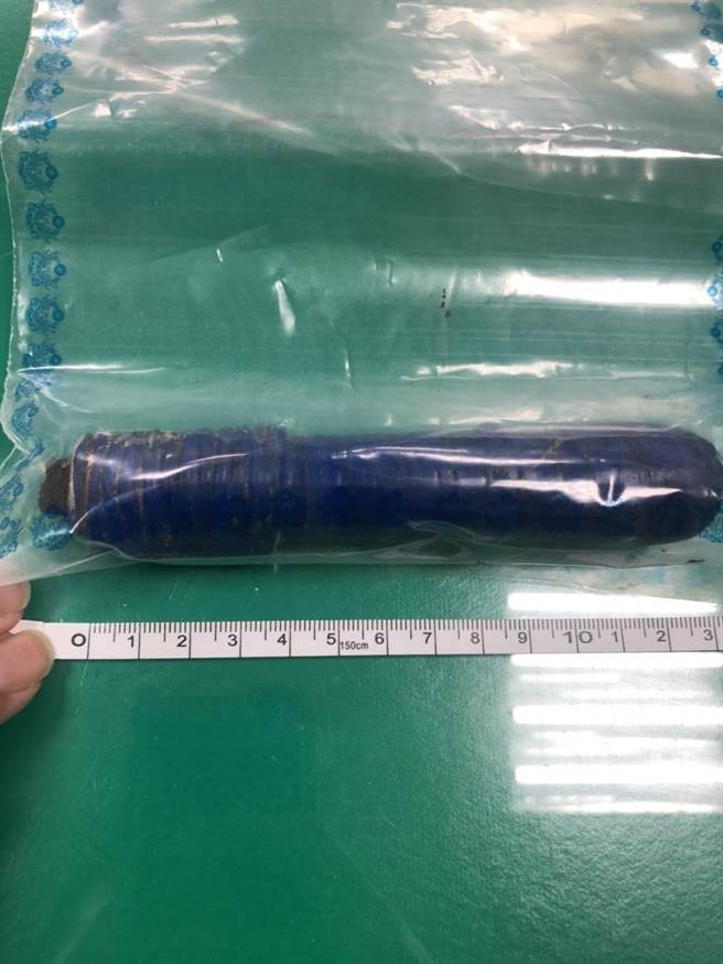 警方查扣到行凶的镰刀。(翻摄照片／林郁平台北传真）