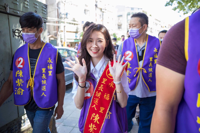 「最美里长」陈紫渝（中）。（本报资料照片）