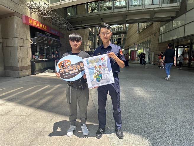 警方向年轻学生宣导交通安全观念。（翻摄照片／林郁平台北传真）