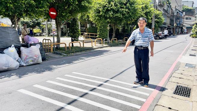 广德里长周建和表示，半年前里办公室外发生老人与车辆擦撞的事故，因此增设跳动路面提醒车辆减速。（吕健豪摄）