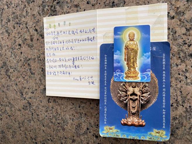 有民眾张贴祈福卡片，祝愿死者一路好走。（高钧麟摄）