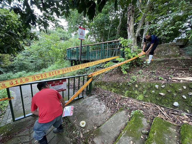 日月潭松柏崙木栈道已10多年，因夏季多雨处处青苔，日月潭风管处派员封闭整修。（日月潭风管处提供／杨静茹南投传真）