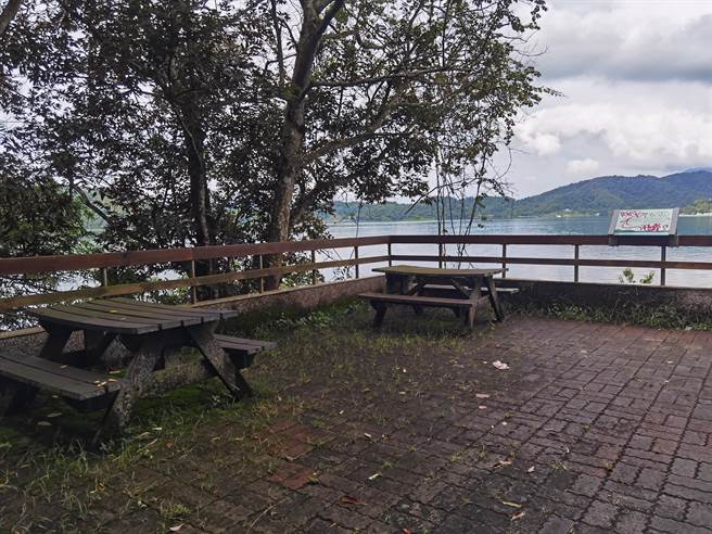 松柏崙步道观景台的解说牌遭人喷红漆涂鸦，日管处呼吁游客自重，违者最重罚10万元以下罚款。（民眾提供／杨静茹南投传真）