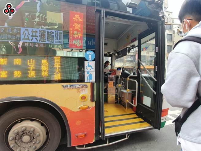 桃竹竹苗75条客运路线不续营，民眾担心有车票没车搭。图为桃园市民眾等公车。（本报资料照片）