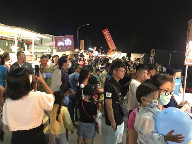 新潮州夜市21日晚间首次试营运大受欢迎，不到2个小时涌入3000人次，公所初估，夜市营业到凌晨12点，人潮可能破万人次。（谢佳潾摄）