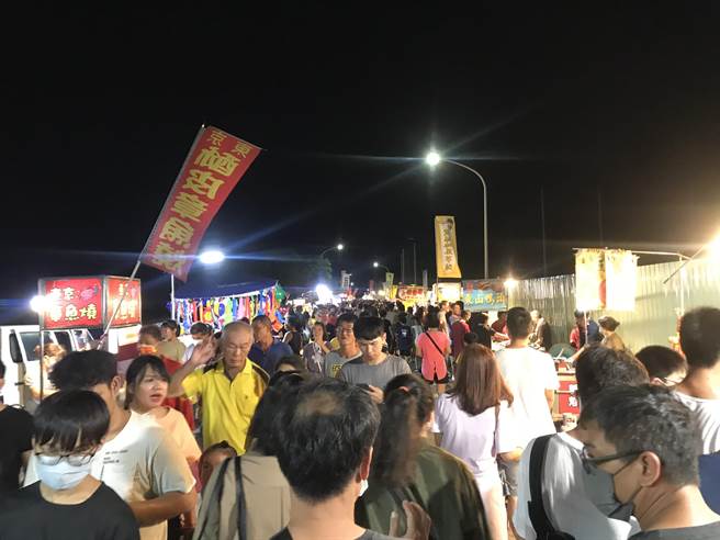 新潮州夜市21日晚间首次试营运大受欢迎，不到2个小时涌入3000人次，公所初估，夜市营业到凌晨12点，人潮可能破万人次。（谢佳潾摄）
