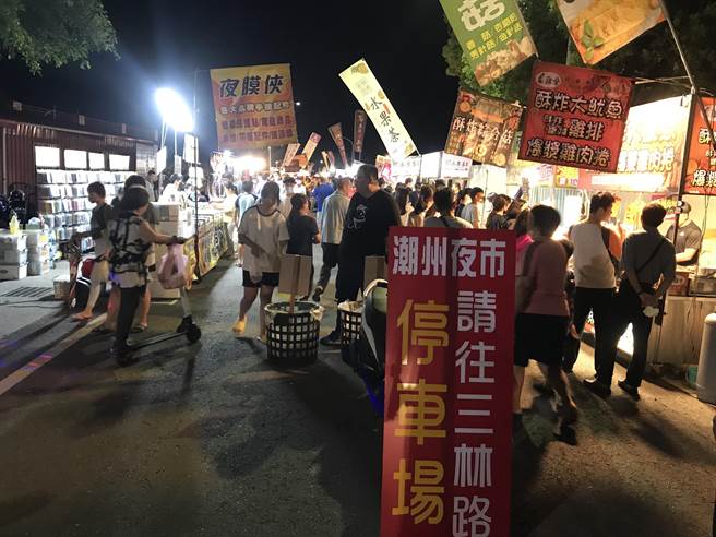 新潮州夜市21日晚间首次试营运大受欢迎，不到2个小时涌入3000人次，公所初估，夜市营业到凌晨12点，人潮可能破万人次。（谢佳潾摄）