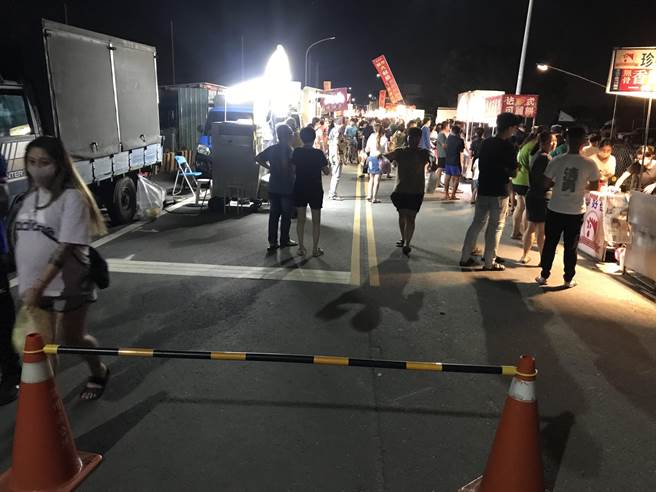 新潮州夜市21日晚间首次试营运大受欢迎，不到2个小时涌入3000人次，公所初估，夜市营业到凌晨12点，人潮可能破万人次。（谢佳潾摄）