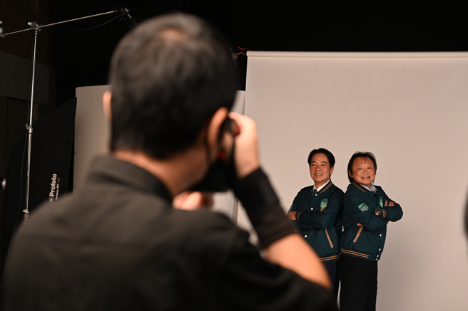 民进党总统参选人赖清德21日与首批立委参选人拍摄定装照。(赖清德竞选办公室提供)