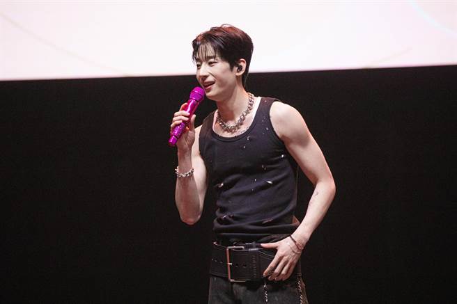 韩胜宇来台湾不忘买威士忌。（COME ON JKSSP提供）★《中时新闻网》关心您：饮酒过量，有碍健康。酒后不开车，安全有保障！