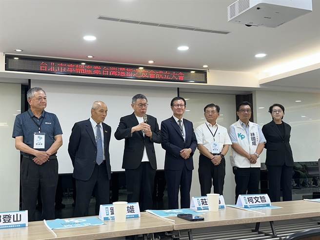 民眾党总统参选人柯文哲今晚出席台北市车辆产业台湾选哲之友会成立大会。（杨亚璇摄）